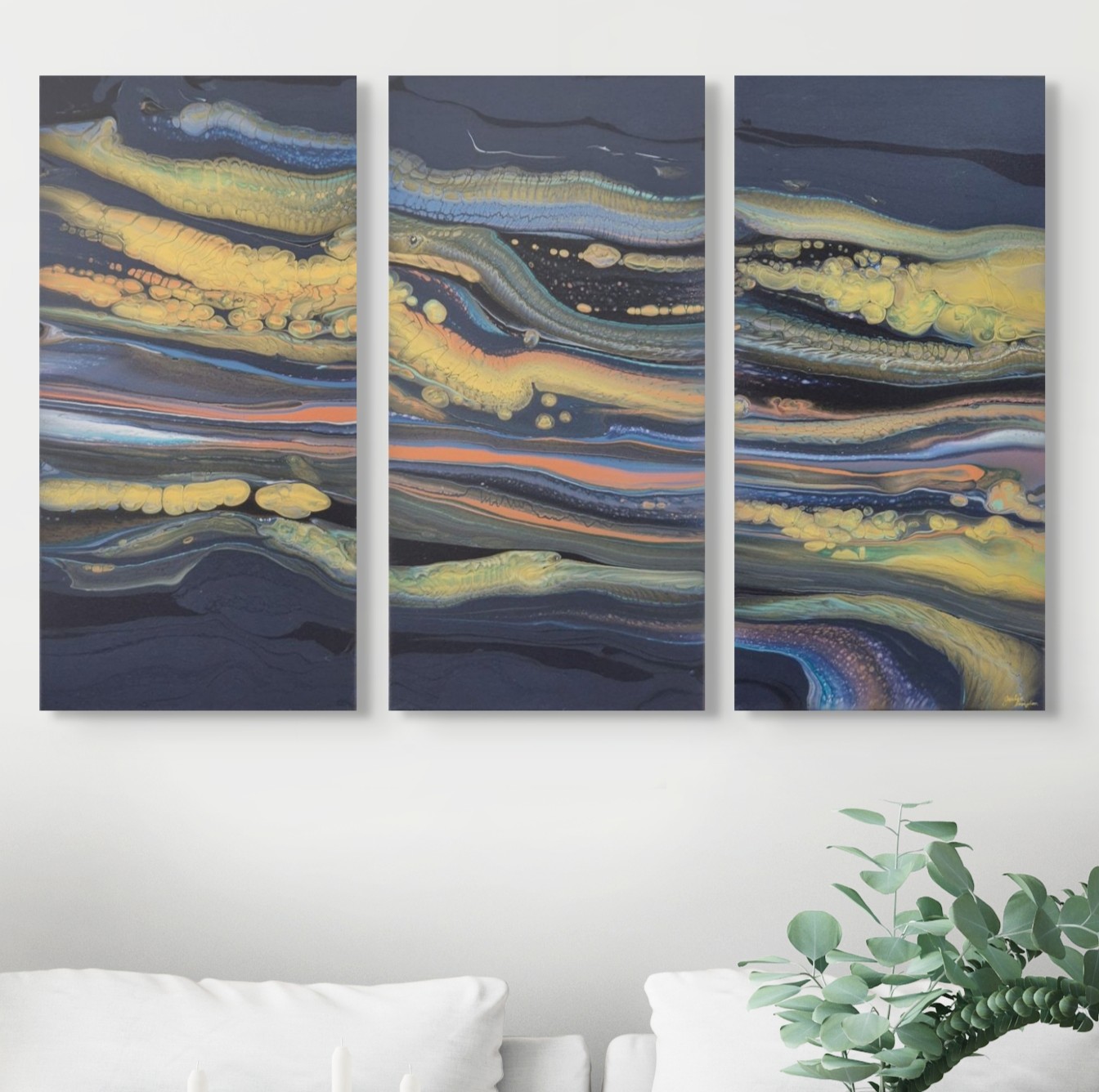 Fluid art piece, golden strata
